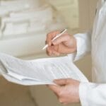 Lekarz dokładnie przegląda dokumentację medyczną