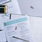 Lista zadań podatkowych, kalkulator i dokumenty finansowe na biurku