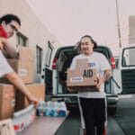 Wolontariusze wydają dary z vana podczas akcji pomocowej