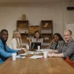 Zespół NGO omawia monitoring projektu przy stole w nowoczesnym biurze