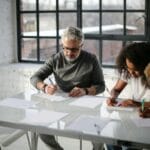 Zespół NGO planujący projekt przy stole w nowoczesnym biurze