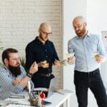 Zespół omawia strategię finansową projektu przy wykresach w biurze