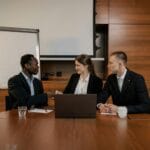 Zespół specjalistów CSR omawia partnerstwo biznesowe przy stole w biurze