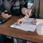 Para przy stole przegląda domowy budżet i liczy koszty wsparcia