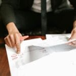 Przedsiębiorca analizuje dokumenty finansowe przy biurku