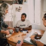 Wolontariusze przy kawie omawiają pomysły na finansowanie organizacji