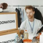 Nazwa organizacji: jak sprawdzić dostępność i uniknąć konfliktu z inną fundacją Wolontariuszka pakuje ubrania do kartonów z darami dla fundacji