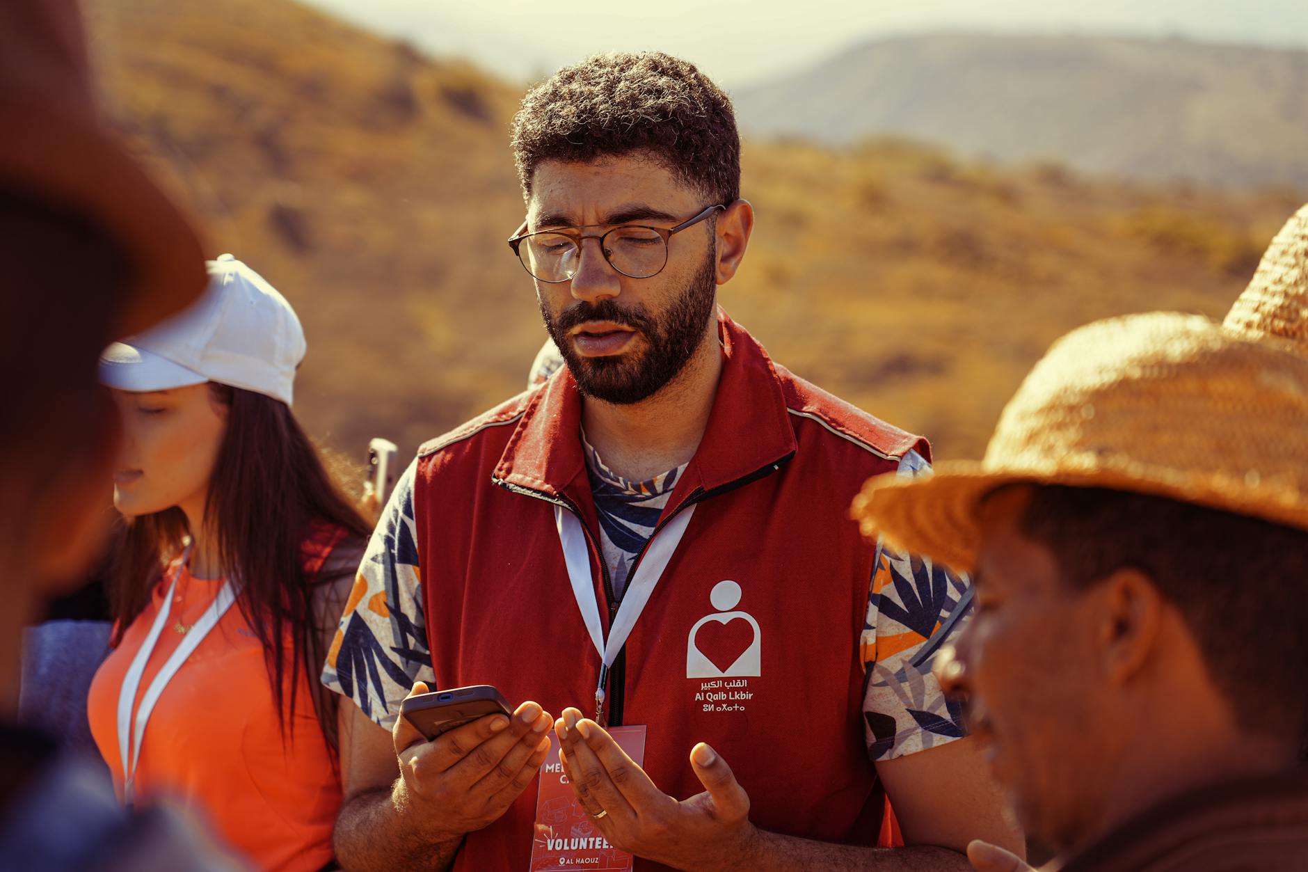 Wolontariusze fundacji na zebraniu na świeżym powietrzu