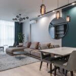 Nowoczesny salon z dużą sofą, jadalnią i designerskim oświetleniem