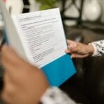 Osoba w biurze analizuje formularz autoryzacji karty płatniczej