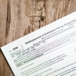 Zbliżenie formularza podatkowego leżącego na drewnianym blacie