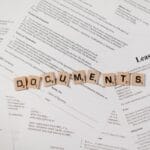 Klocki z napisem DOCUMENTS na umowach i dokumentach z góry