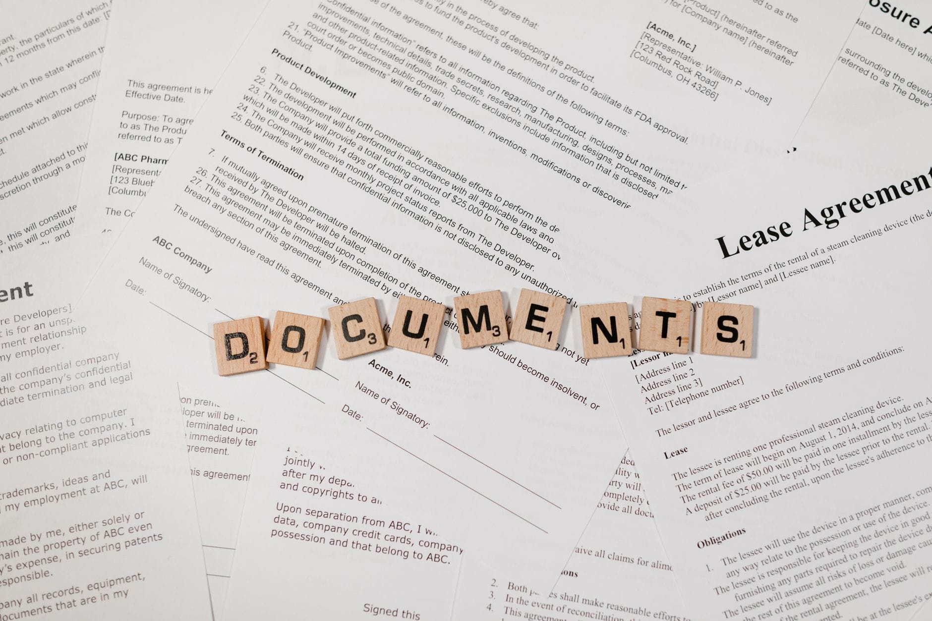Klocki z napisem DOCUMENTS na umowach i dokumentach z góry