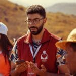 Wolontariusze na zebraniu plenerowym omawiają działania fundacji