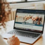 Kobieta przy laptopie analizuje informacje o adopcji i darowiznach