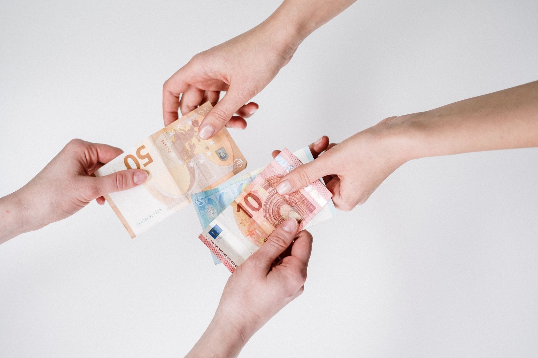 Przekazywanie banknotów euro z rąk do rąk